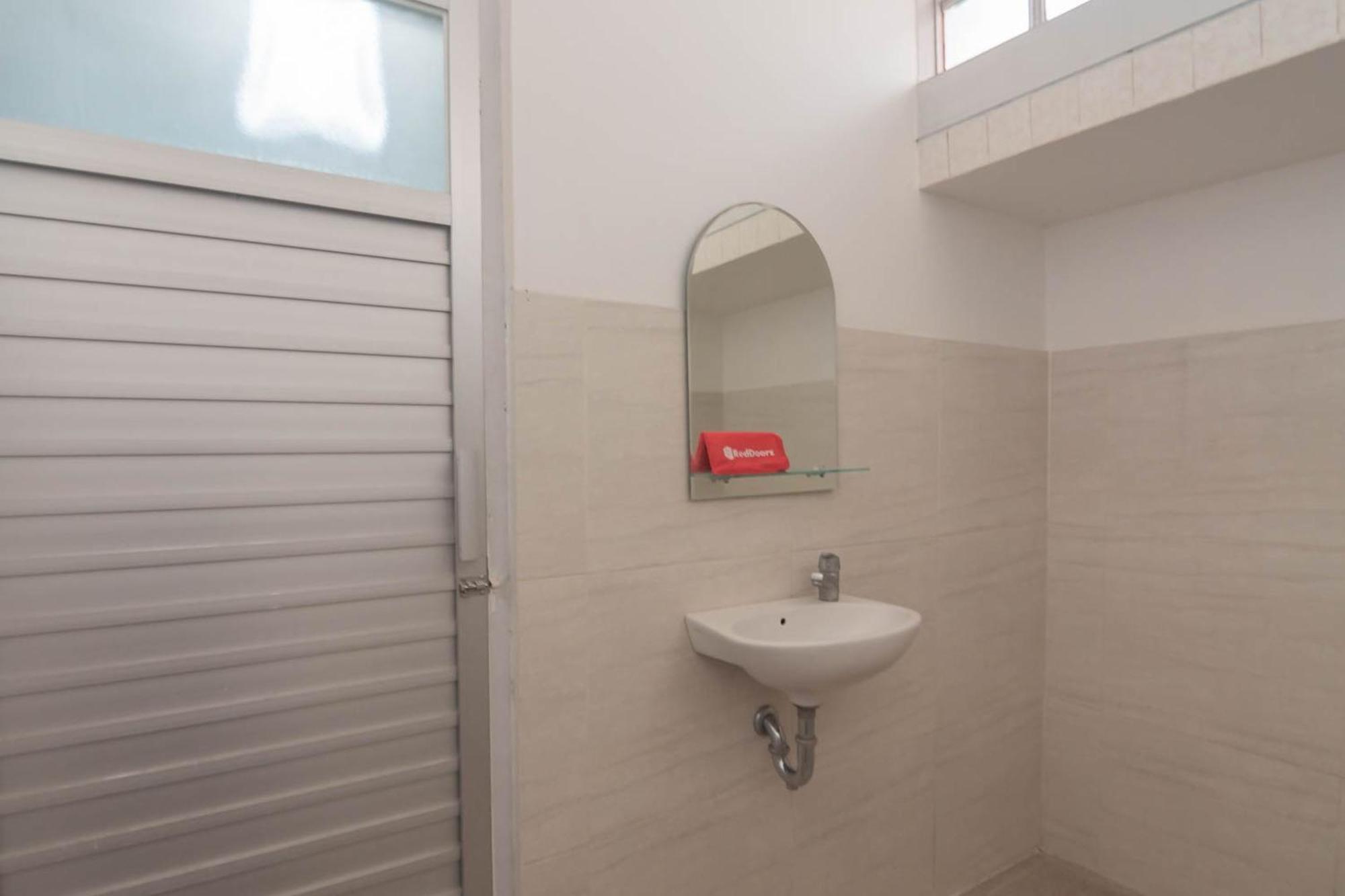 Reddoorz At Jalan Raya Lembang Hotel Padasul Room photo