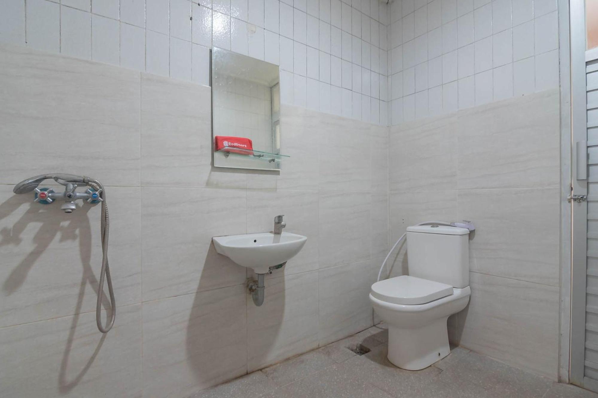 Reddoorz At Jalan Raya Lembang Hotel Padasul Room photo